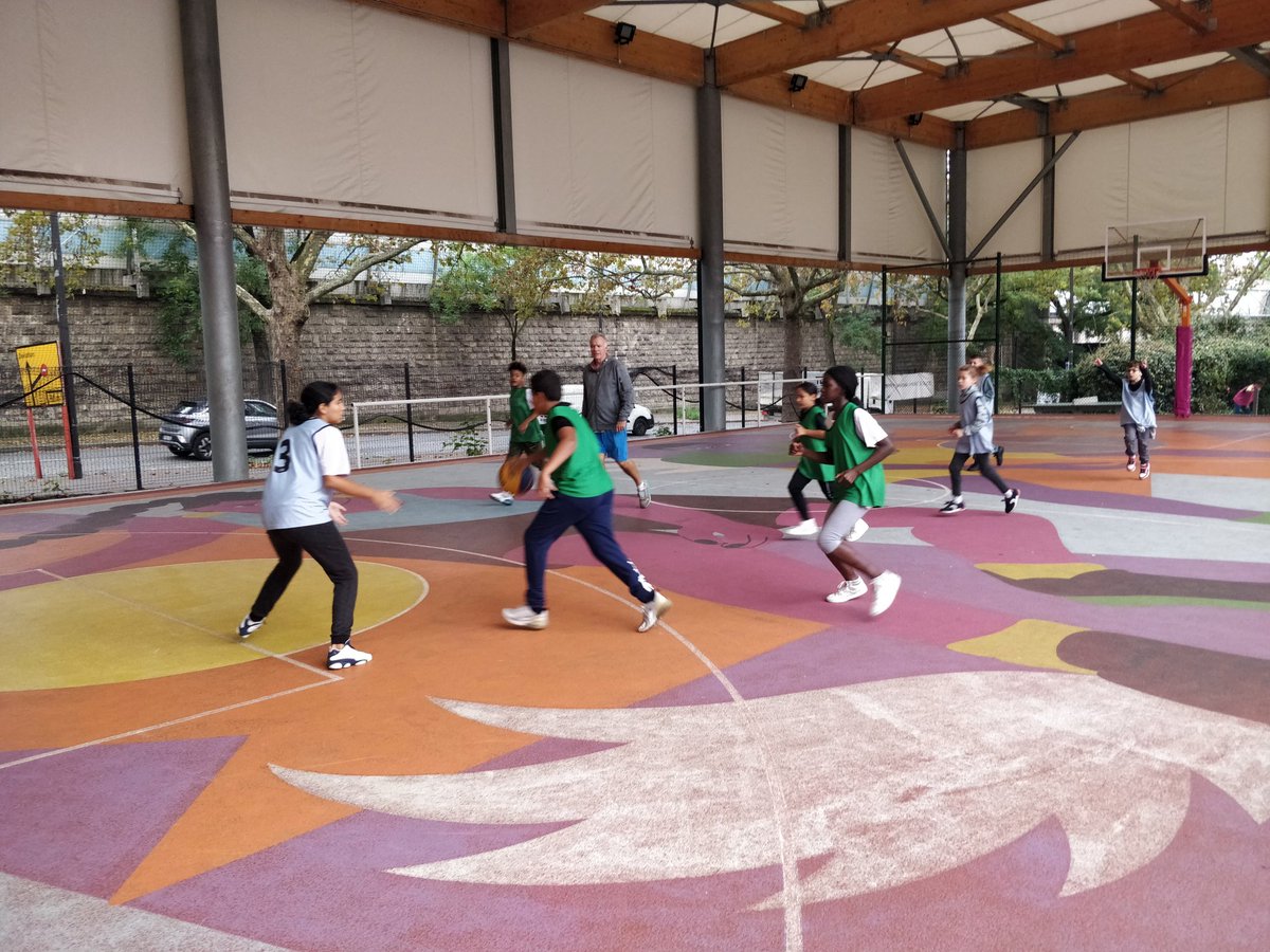 LamriRafic's tweet image. Découverte des activités de l'AS avec toutes les classes de 6e du @ClgGRouault. Au programme #Football #Basketball #Step. Une belle matinée, des élèves motivés et engagés #generation2024 @ParisUnss @UNSS_Paris