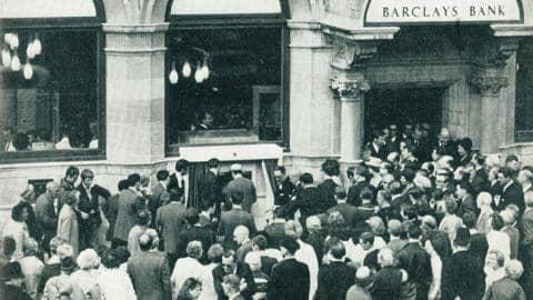 Gebeeloo's tweet photo. #FlashbackZone ATM YA KWANZA KUFANYA KAZI DUNIANI

Ilikiwa tarehe 27 Juni 1967, wakati ATM ya kwanza duniani (mashine ya kuhesabu pesa) ilizinduliwa kwa sherehe katika tawi la Benki ya Barclays huko Enfield, kaskazini mwa London. CEO msaidizi wa wakati huo wa Barclays https://t.co/NfBwUSdJoo