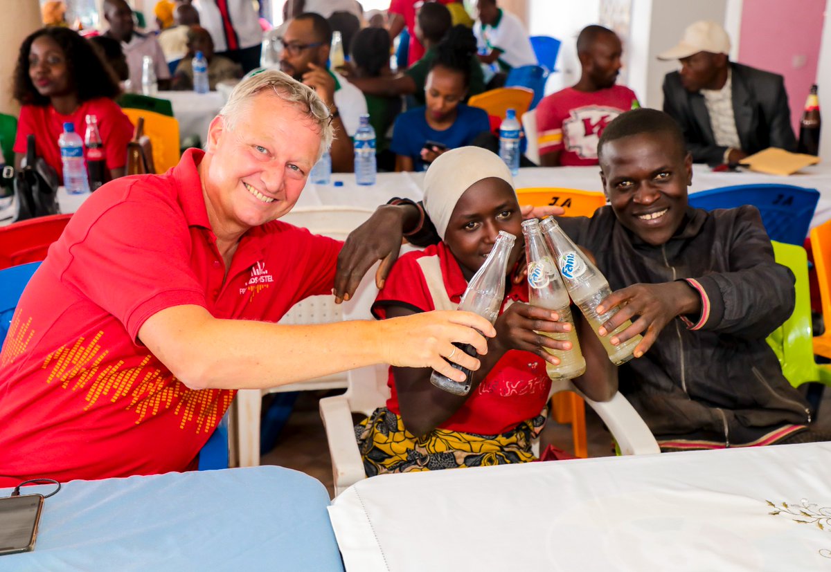 brarudi_sa's tweet photo. #WorldsTogether, plateforme d'impact social de @HEINEKENCompany, est une campagne d'action mondiale qui s'inscrit dans notre objectif d'infuser la joie d'une véritable convivialité. Pour la #Brarudi, nous l'avons baptisée en #kirundi, #TujeHamwe
#GrowingWithCommunities
#Burundi https://t.co/VjMoXdY0mX