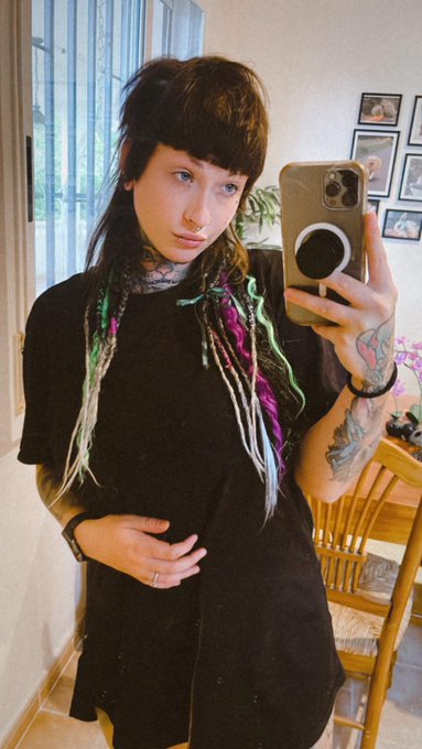 5 minutes before i took this pictures my face was coverd in cum ;) 10 retweets and I show you ;)   https://t