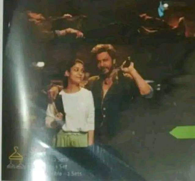 SRKFC_SATARA's tweet photo. #VikramRathore &amp; #Narmada are gossiping something🤔
@iamsrk &amp; @NayantharaU ye scene kaha hai?
Hum 10 bar film dekh chuke hai par kahi nahi dikha
#Jawan #JawanBlockBuster https://t.co/RJfAupVK7O