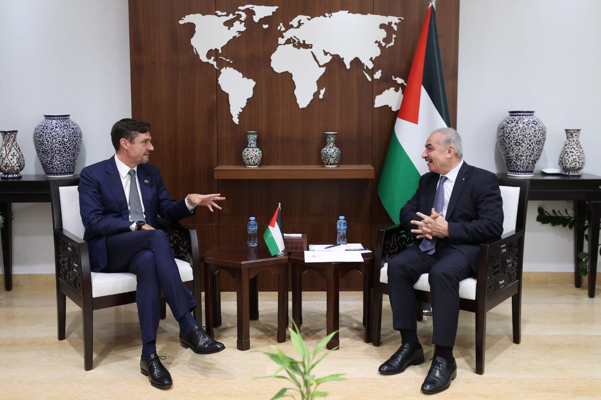 1/2 Today, the EU 🇪🇺Representative Alexandre Stutzmann held his 1st meeting with the Palestinian 🇵🇸Prime Minister Mohammad Shtayyeh. Very constructive meeting and fruitful discussion about the EU Palestinian relations.