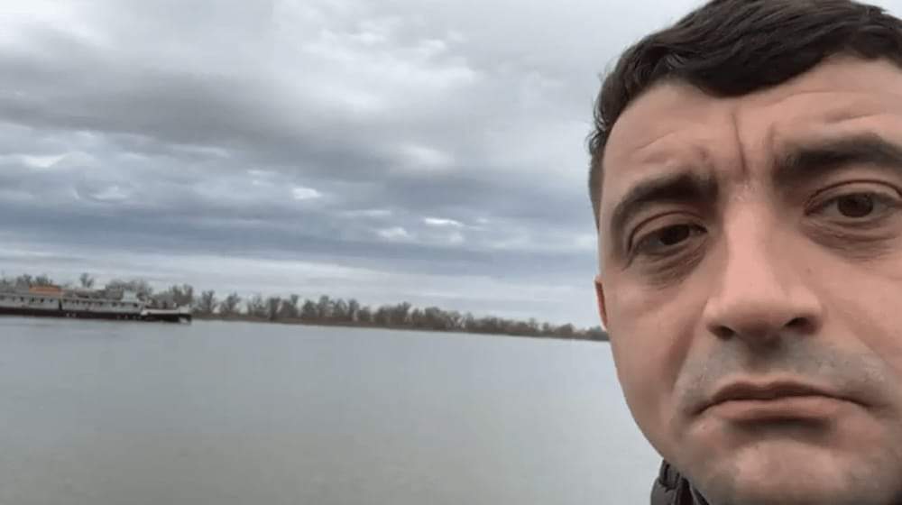 LadyMihaelaTarg's tweet photo. Când a fost scandalul inventat de Grindeanu legat de lărgirea canalului Bîstroe, Simion Sputnikul părea foarte revoltat și chiar a făcut o vizită în Delta Dunării să vadă dacă peștii se îneacă 🤣

Acum, când drone rusești cad pe teritoriul țării, nu numai că nu vizitează împrejurimile, nu numai că nu se revoltă când teritoriul țării este străpuns din nou de armele rusești, dar nici nu vorbește despre asta. 

Dar mai bine hai să ne legăm de Ucraina care își transportă cerealele pe teritoriul României, acestea fiind muuult mai periculoase decât dronele rusești, nu-i așa?