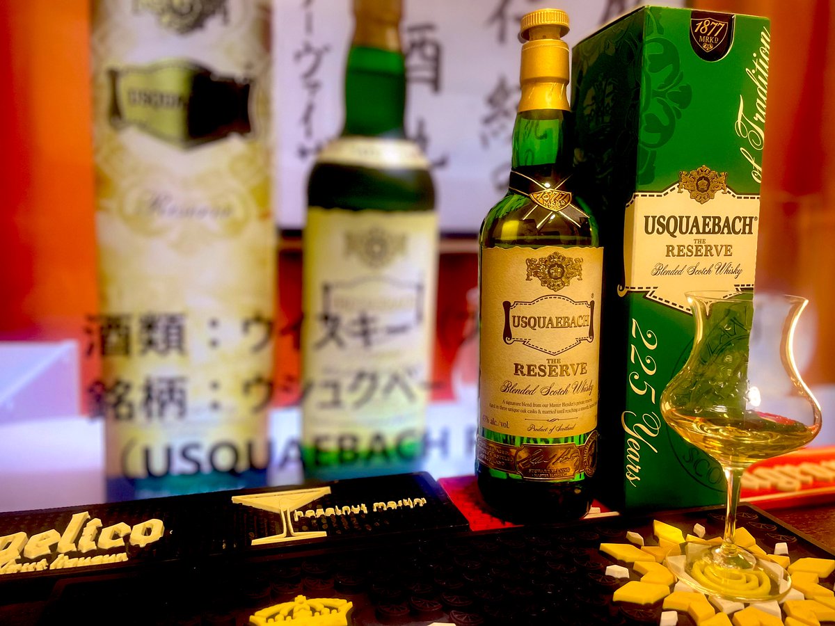 morikawawhiskey's tweet image. #usquaebach #生命の水

ウシュクベリザーブ
ウシュクベ リザーブを構成する原酒は、モルトウイスキーが60％、グレーンウイスキーが40%というリッチな構成。
熟成年数も、10年～18年熟成の25種類以上の原酒を合わせ、更にその後、シェリー樽で最低6か月の後熟