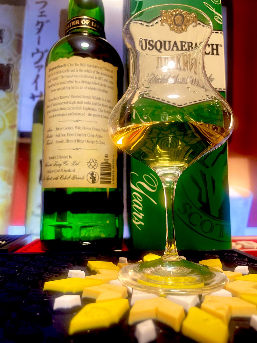 morikawawhiskey's tweet image. #usquaebach #生命の水

ウシュクベリザーブ
ウシュクベ リザーブを構成する原酒は、モルトウイスキーが60％、グレーンウイスキーが40%というリッチな構成。
熟成年数も、10年～18年熟成の25種類以上の原酒を合わせ、更にその後、シェリー樽で最低6か月の後熟