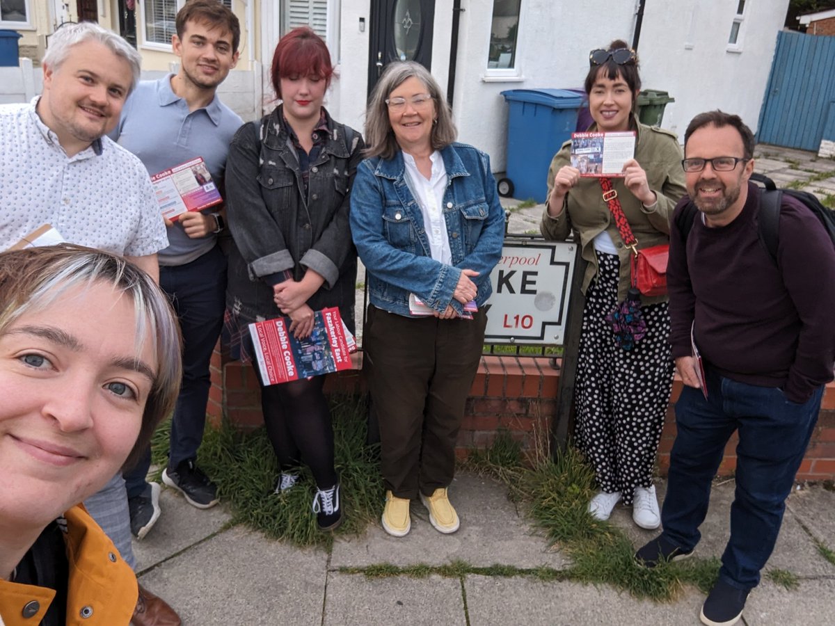 Strong #LabourDoorstep tonight on election eve! 🌹Good luck @DebbieCookeFaz 
@BelleValeLabour @CllrNickSmall @CllrLHarvey @kjberry91 @SiJ0nes @hettywood