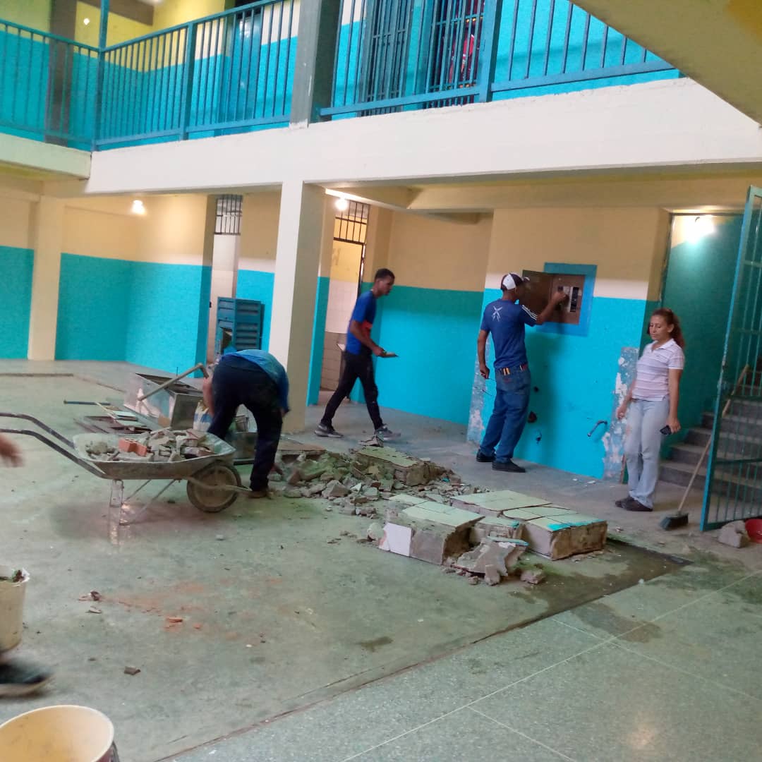 CDCEAragua's tweet photo. #13Sep 
Gracias al Presidente @NicolasMaduro en Aragua Las Bricomiles continúan con el embellecimiento de las instituciones educativas.
#XiJinpingYMaduro 
@_LaAvanzadora 
@MPPEDUCACION 
@PiedadQuintana1 
@Soykarinacarpio https://t.co/Q28S5VyUUz