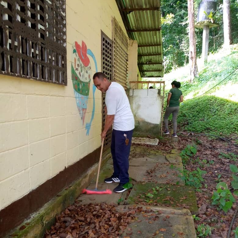 #13Sep 
Gracias al Presidente <a href="/NicolasMaduro/">Nicolás Maduro</a> en Aragua Las Bricomiles continúan con el embellecimiento de las instituciones educativas.
#XiJinpingYMaduro 
<a href="/_LaAvanzadora/">Yelitze Santaella</a> 
@MPPEDUCACION 
@PiedadQuintana1 
<a href="/Soykarinacarpio/">Karina Carpio</a>