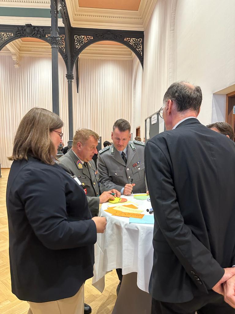 WissKommAttacks's tweet photo. Die #ITMG23 probiert auch neue Formate aus: Mit einem World Café endete der heutige zweite Tag. Dabei wurde in wechselnden Gruppen an verschiedenen Stationen diskutiert und Expertise ausgetauscht.
Speeddating für #Militärgeschichte?🤔@superpoehl, wir erwarten den Bericht! https://t.co/RAo1ALWkxE