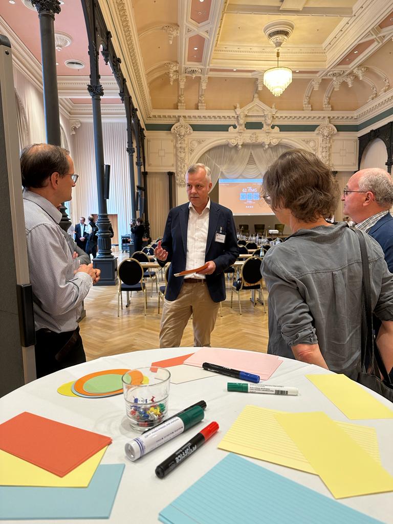 WissKommAttacks's tweet photo. Die #ITMG23 probiert auch neue Formate aus: Mit einem World Café endete der heutige zweite Tag. Dabei wurde in wechselnden Gruppen an verschiedenen Stationen diskutiert und Expertise ausgetauscht.
Speeddating für #Militärgeschichte?🤔@superpoehl, wir erwarten den Bericht! https://t.co/RAo1ALWkxE