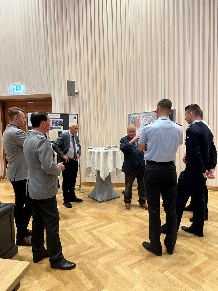 WissKommAttacks's tweet photo. Die #ITMG23 probiert auch neue Formate aus: Mit einem World Café endete der heutige zweite Tag. Dabei wurde in wechselnden Gruppen an verschiedenen Stationen diskutiert und Expertise ausgetauscht.
Speeddating für #Militärgeschichte?🤔@superpoehl, wir erwarten den Bericht! https://t.co/RAo1ALWkxE