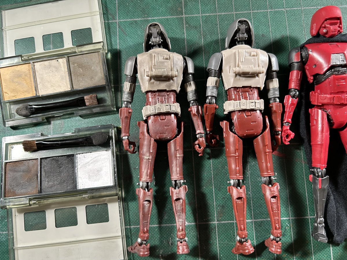 yak_face's tweet photo. Weathering some TBS HKs today. Left weathered / Right original. Soft goods capes to come. #hasbro #blackseries #starwarsblackseries #starwars #ahsoka #hk87 #craftyourfandom https://t.co/5HcoZeL1e7