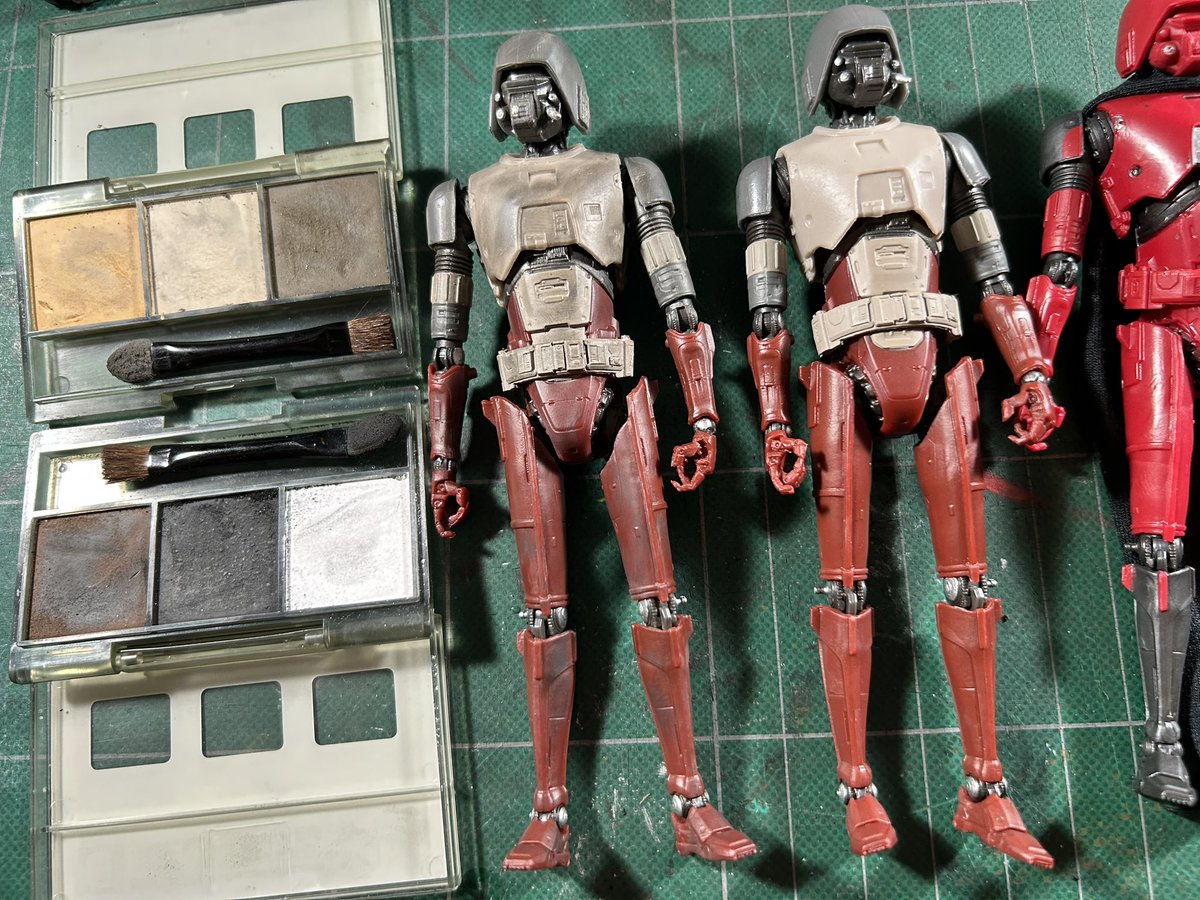 yak_face's tweet photo. Weathering some TBS HKs today. Left weathered / Right original. Soft goods capes to come. #hasbro #blackseries #starwarsblackseries #starwars #ahsoka #hk87 #craftyourfandom https://t.co/5HcoZeL1e7