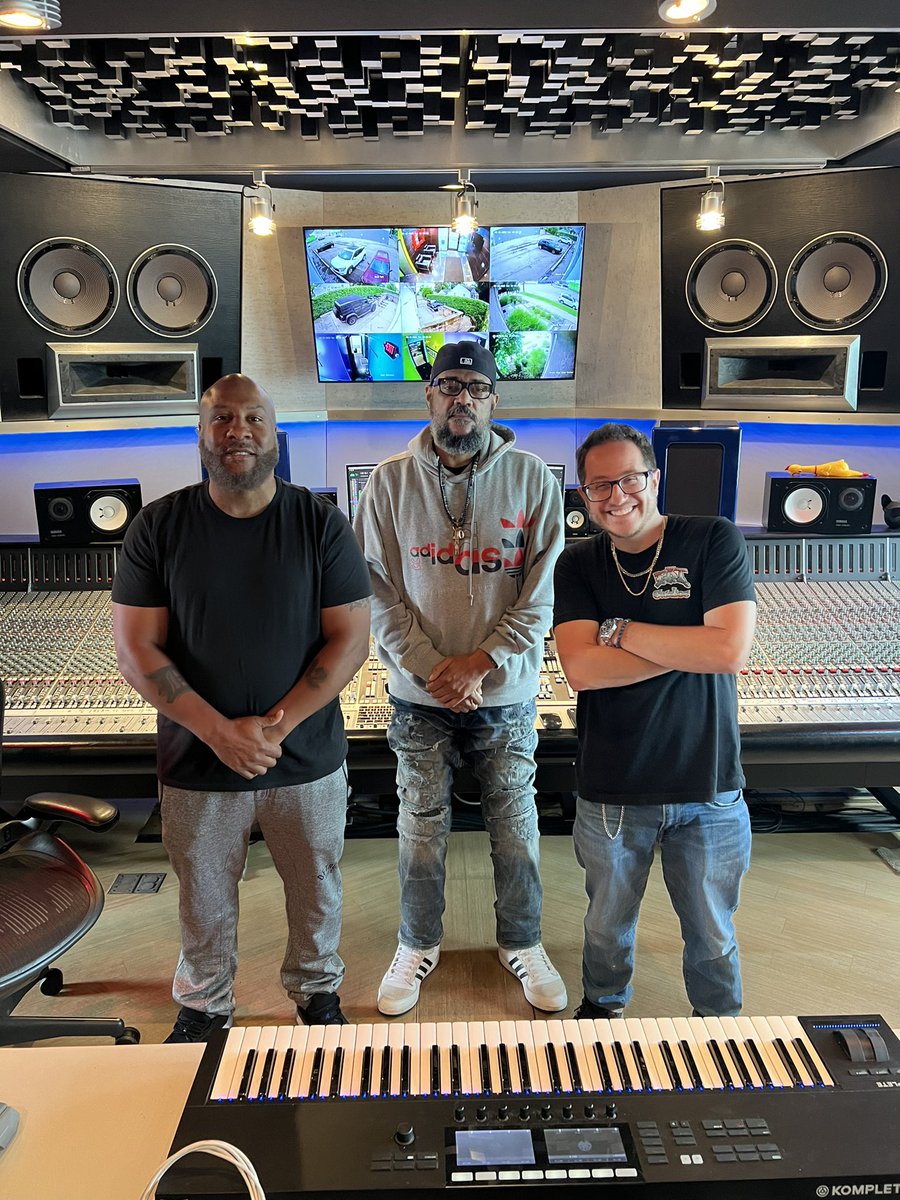 MrJakeBass's tweet photo. Another great mix session in the books with family…
@McVayD12
@d12
@mrmikewilder
@fbt_studios
#FBTStudios #SwiftyMcvay #D12 #Detroit #RecordingStudio #BocaJMusic #Composer #Producer #Engineer #BassmentSounds https://t.co/wFRLRzKxRb