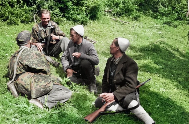 2 soldiers of the 7th $$ Gebirgsjäger Division Prinz Eugen talking to 2 Albanian volunteers (I presume HiWis and not 21st $$) in Kosovo in 1944. The soldier on the left is wearing an interesting Platanen No.5/6 zeltbahn as a poncho. 🇩🇪🇦🇱