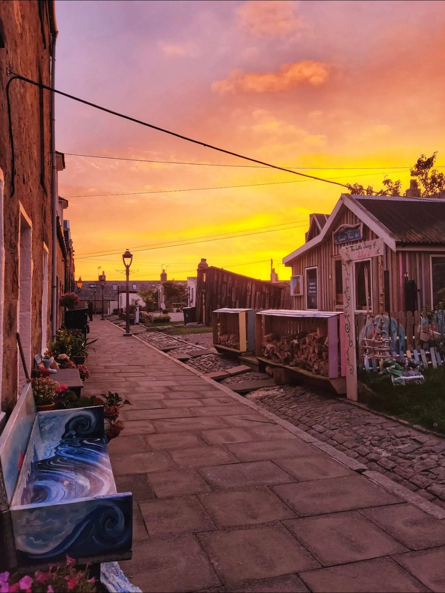 Sunrises 🤝 #Scotland! Where's the best sunrise YOU'VE spotted? 🧡

📍 Footdee, @visitabdn 📷 IG/wanderingaberdonian #BeautifulABDN