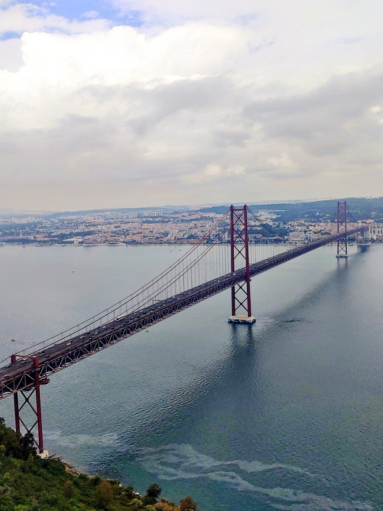 ivancp25's tweet photo. Puente #25DeAbril sobre el #Tajo, llamado así desde la Revolución del 25-04-74 🇵🇹 #Lisboa. Originalmente conocido como #PuenteSalazar. Tiene casi 2 Kms y 70 mts de altura. Lo construyó el Gabinete de Ingeniería #Steinman #Boynton #Gronquist & #London de Nueva York. 🇵🇹 10-09-23 https://t.co/SC9YFn9wmS