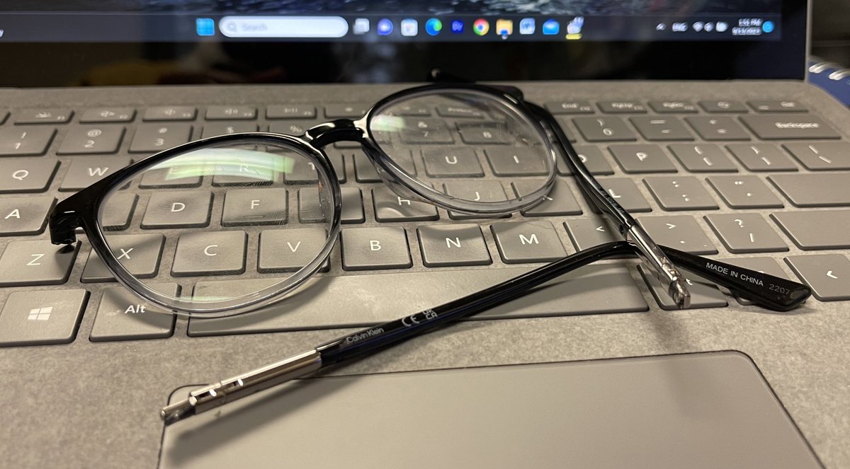 mcayal's tweet photo. @CalvinKlein I am so #impressed with the quality of your frames. Had this glasses for less than a week #NotImpressed #EpicFail #ShouldHaveGoneLacoste https://t.co/yemSCmV2VR