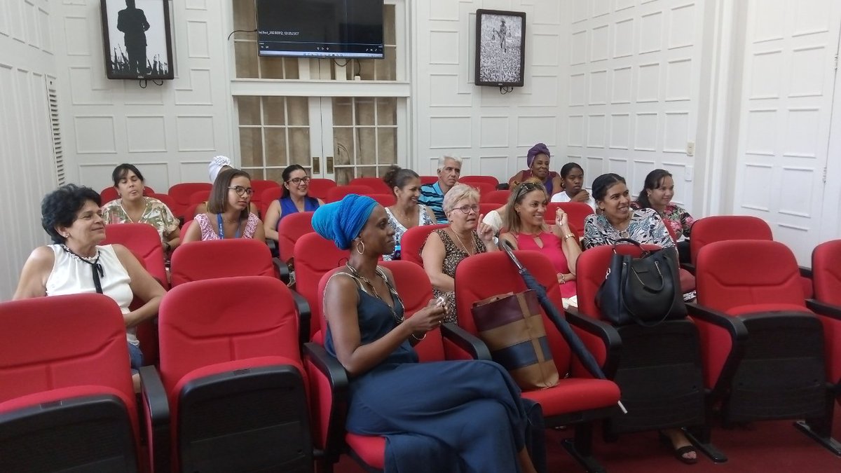 Curso de capacitación del programa 'Color Cubano' a comunicadores del Ministerio de Cultura. Impartido por el profesor Rolando Rensoli. 
Excelentes iniciativas de los participantes en la clase de este martes.
#ColorCubano 
#CubaEsCultura
@CubaEsCultura