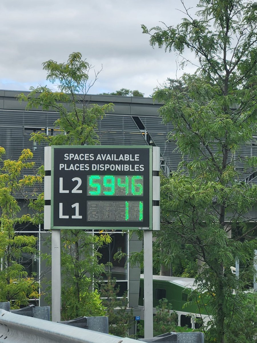 So are we ever going to fix this parking spot counter at #WestHarbour or just gonna leave it <a href="/Metrolinx/">Metrolinx</a>? I mean we do enjoy guessing how wrong it's going to be every time we come but still.