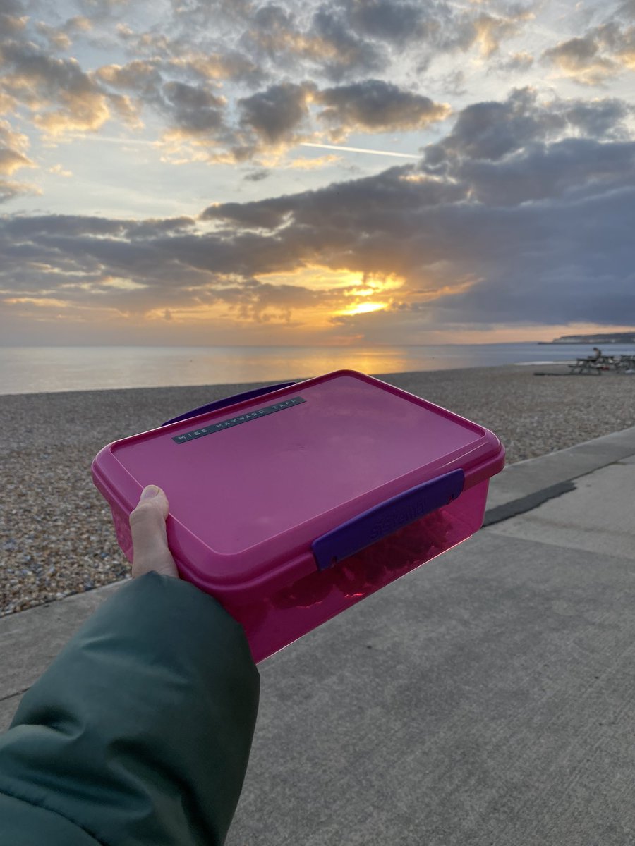 Marry someone who notices when you’ve had a shit day, cooks your favourite dinner, boxes it up &amp; drives you to the beach to eat it by the sea🤍