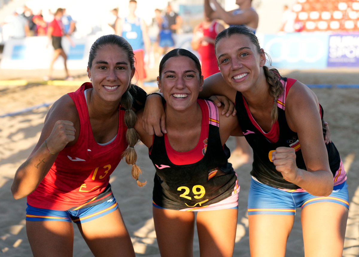 RFEBalonmano's tweet photo. 📸 Monumental lo que ha conseguido este equipo... ¡su tercera medalla del verano! Ellas REINAN👑 en el Mediterráneo. 

📲 @COE_es
 
#GuerrerasArena #BalonmanoPlaya https://t.co/05u8O8K9kX
