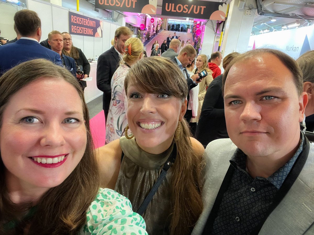 Elina Laavi 🇺🇦 (@elinalaavi) on Twitter photo Kuntamarkkinoilla tänään mm kandi-työn ohjaajani <a href="/AiraksinenJenni/">Jenni Airaksinen</a> sekä samoissa VM:n kunta-asioiden hommissa aikanaan toiminut Sami Miettinen.
Paljon ajateltavaa kotiin tuotavana useista hyvistä keskusteluista.👍🏾 Kuntamarkkinoilla tänään mm kandi-työn ohjaajani <a href="/AiraksinenJenni/">Jenni Airaksinen</a> sekä samoissa VM:n kunta-asioiden hommissa aikanaan toiminut Sami Miettinen.
Paljon ajateltavaa kotiin tuotavana useista hyvistä keskusteluista.👍🏾