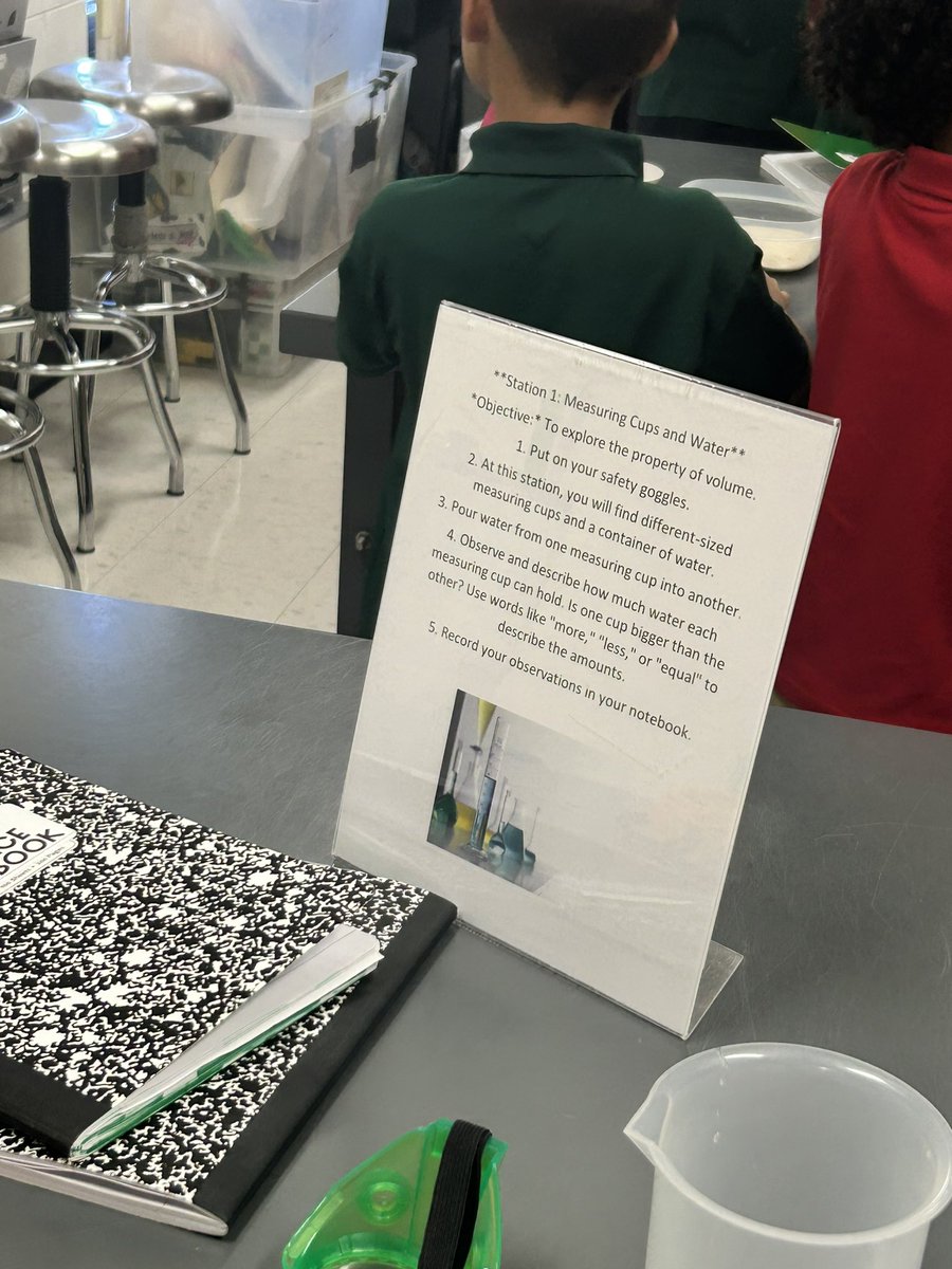 Our first graders working in the STEM lab today on physical properties! 🧪🥼@WandaVinsongirl @WeAreHAEST