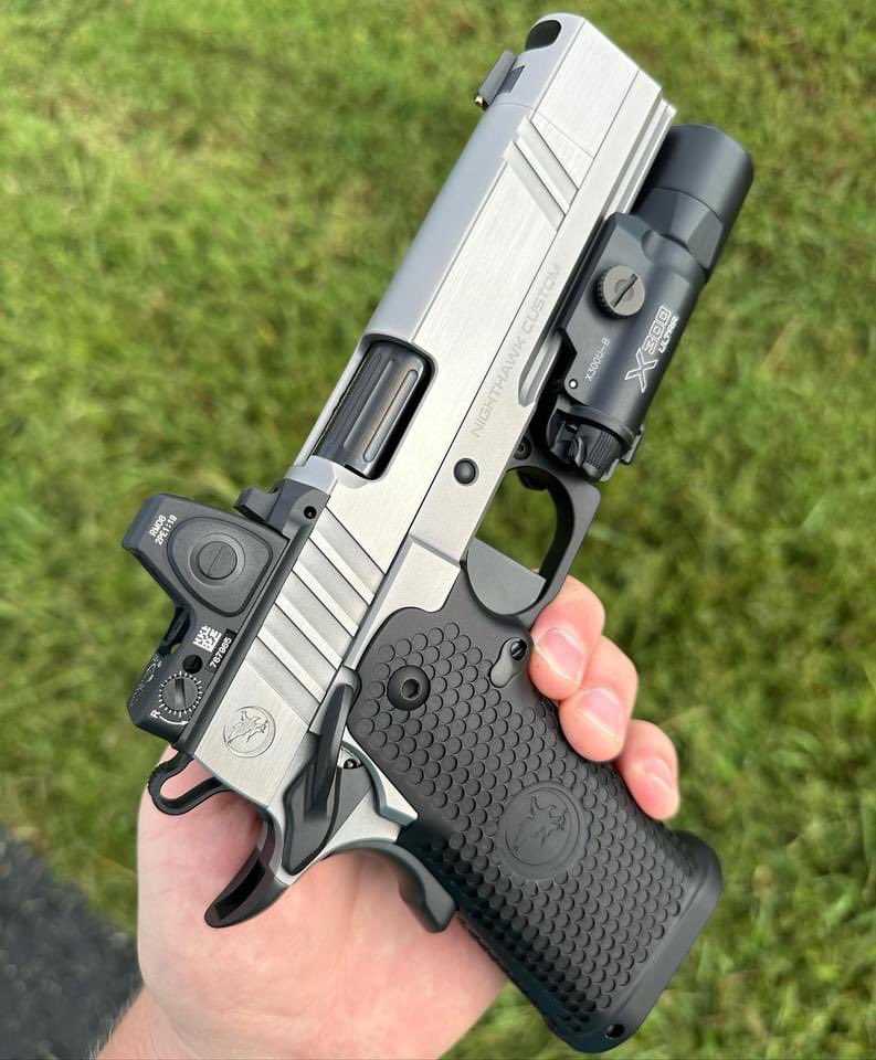 NighthawkCustom's tweet photo. TRS Comp with all the right options🔥
✔️Wide front and rear cocking serrations
✔️Fluted Barrel Hood
✔️Polished Flats
✔️Silver DLC with Black DLC Parts and Barrel
✔️X300
✔️Interchangeable Optic System (IOS) with RMR
✔️Ambidextrous Safety
#TRSComp #NighthawkCustom https://t.co/1JyvrJCopd