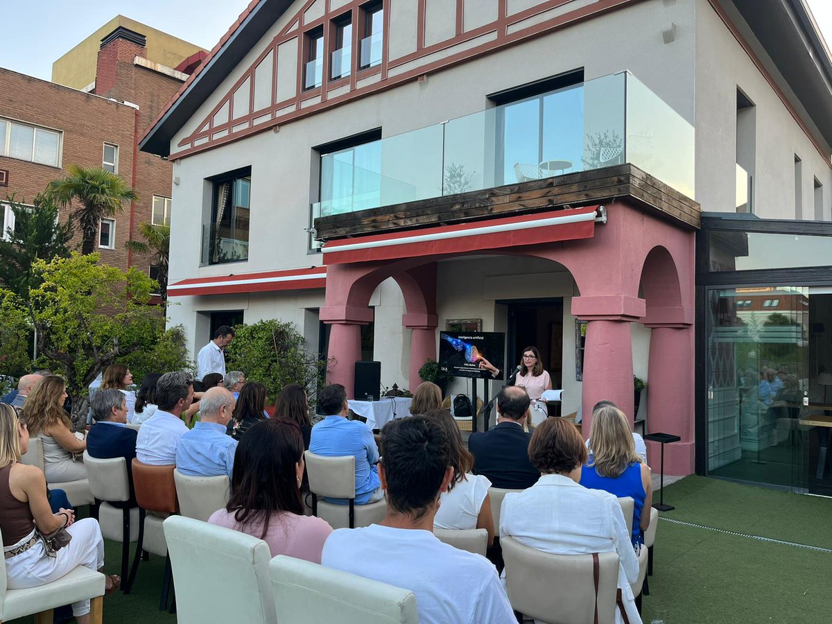 🙌🏼 Hoy hemos venido a disfrutar con la <a href="/IAASpain_org/">IAA Spain</a> de su cóctel de bienvenida junto a <a href="/femunoz/">Felix Muñoz</a> para hablar de la IA