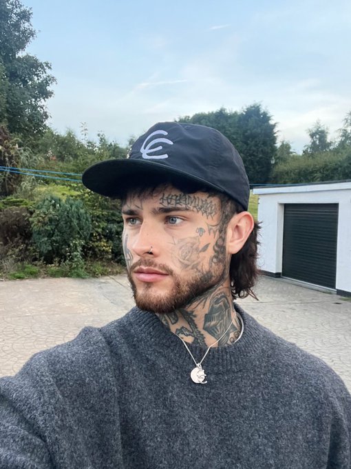 who wants to sit on this face w/ a camera ? 😌 https://t.co/4TWatOLPNG 10 more free subscriptions rn https://t