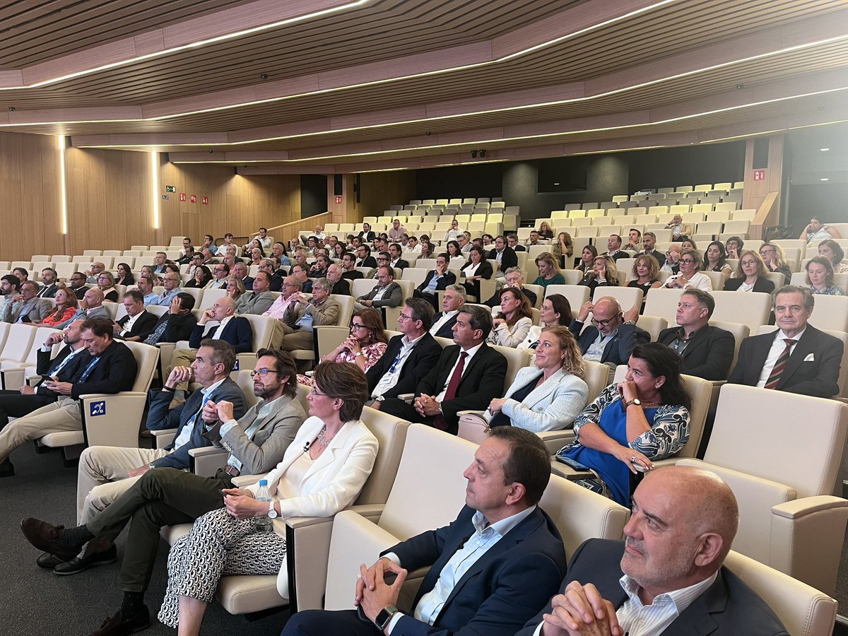 iglesias_log's tweet photo. #ClaustroEsic un auténtico placer formar parte de este claustro. Mucho talento en esta sala https://t.co/cOMrLbxBC0