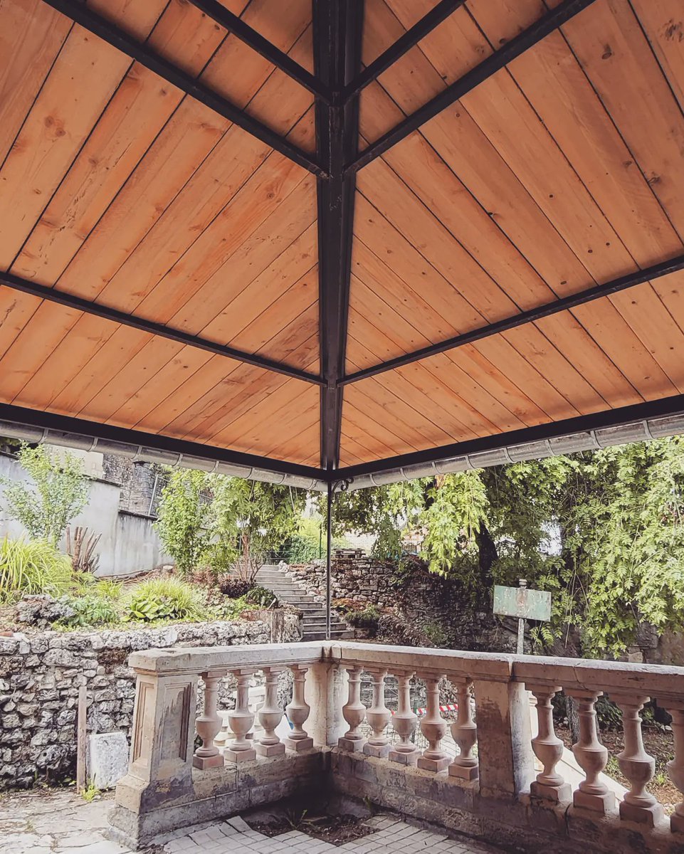 🧐 Nous vous avions déjà parlé de notre terrasse? Elle aussi s'est refaite une petite beauté en changeant son vieux plastique cassé en un joli toit boisé 🌳 
✅️ Encore un bel endroit pour nos futures soirées 🌠