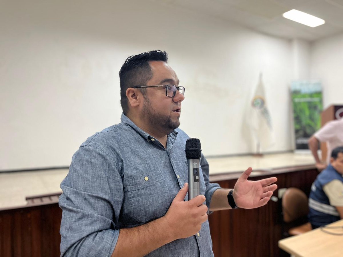 AgrocalidadEC's tweet photo. #LosRíos | En el auditorio de la Estación Experimental Pichilingue realizamos capacitación sobre reconocimiento de síntomas de moko y #FocR4T, dirigida a productores y técnicos de la Agencia, con el objetivo de fortalecer sus conocimientos. 
#CultivosSanosYDeCalidad https://t.co/fkj8dWGZxu
