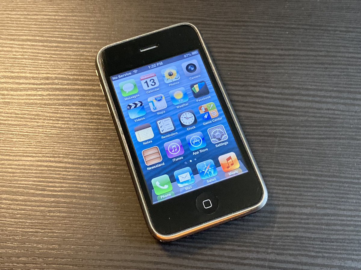 ClassicII_MrMac's tweet photo. Who needs an iPhone 15 when you have an iPhone 3G? 😅

#AppleEvent https://t.co/DkLQWjvjAR