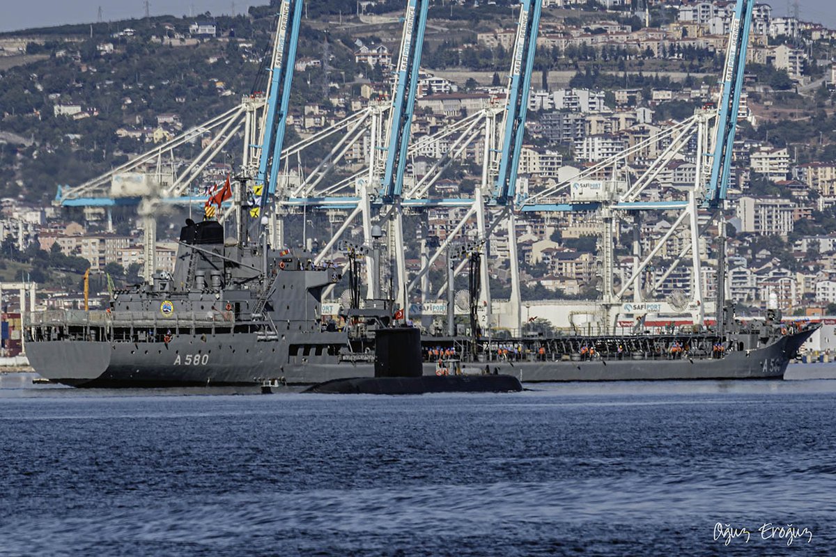 OguzEroguz1's tweet photo. #TurkishNavy's fuel supply vessel #TCGAkar #A580 #GerektiğindeGerektiğiYerde & #Type209-1400 #PrevezeClass #submarine https://t.co/M4YW3IQ4Qd
