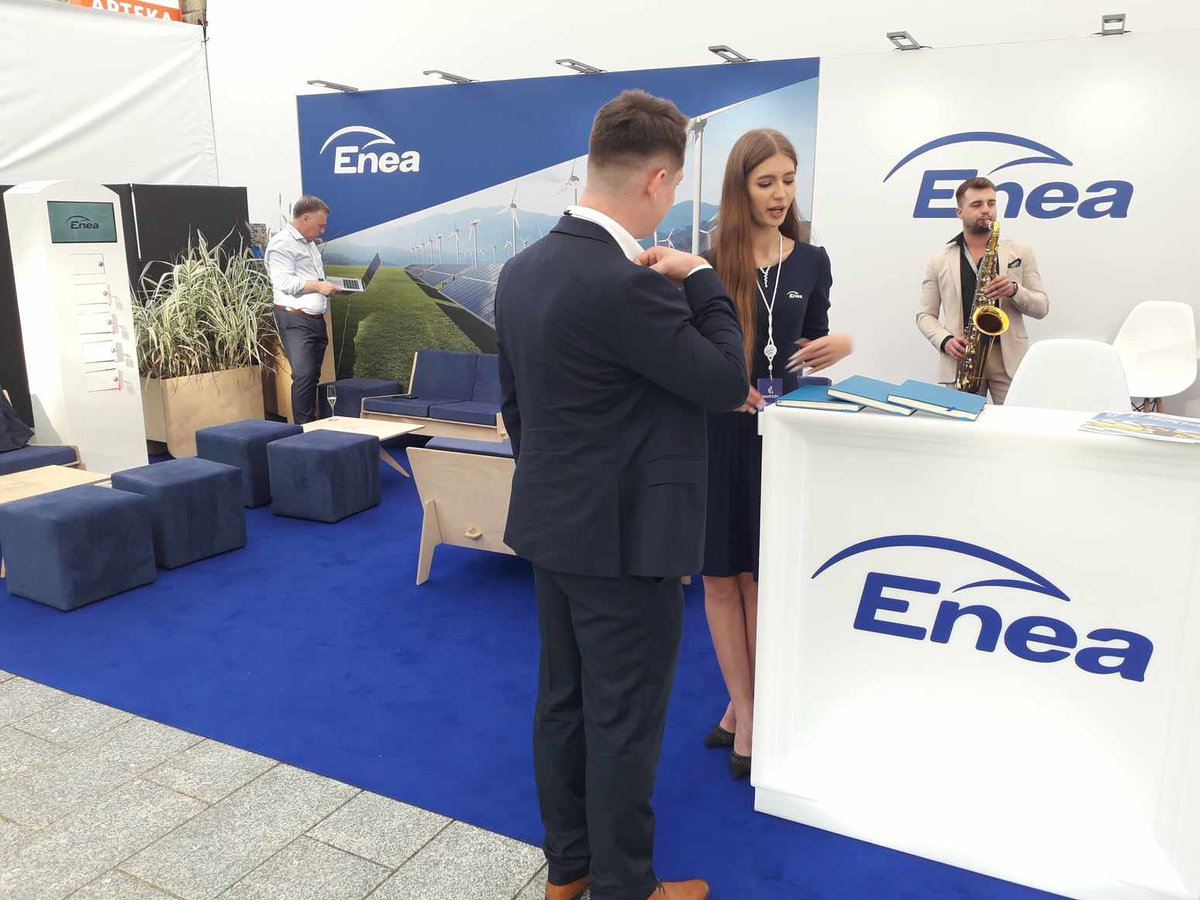 Grupa_Enea's tweet photo. 📍 Jesteśmy na @ForumKrynica, które ruszyło z całą mocą pod patronatem Grupy #Enea. Rozmawiamy o wyzwaniach sektora, #TransformacjEnei i rozwoju 🇵🇱 gospodarki. Jutro o g. 11 debata z udziałem wiceprezesa J. Kowaleczko, a na uczestników #KrynicaForum czeka nasza strefa z #VRBus'em, relaksującą muzyką 🎷 i dobra kawą ☕ Zapraszamy do piątku 15.09 👋