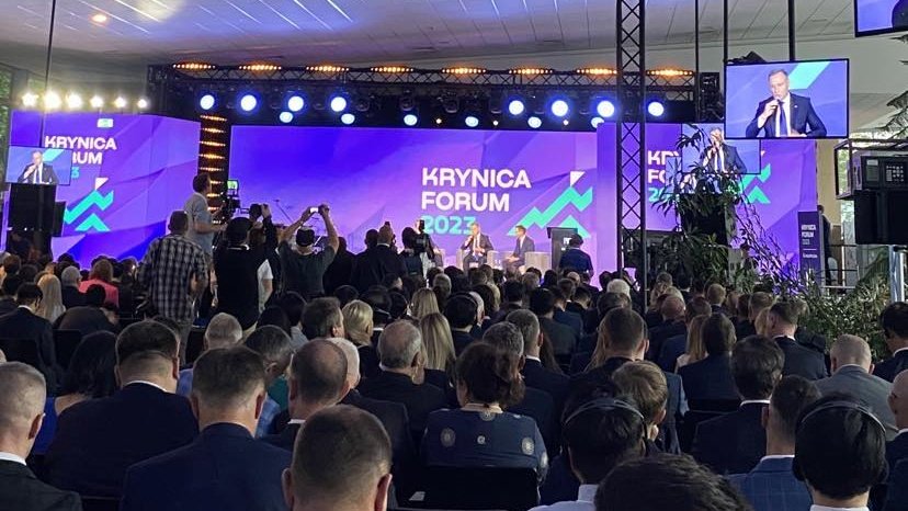 Grupa_Enea's tweet photo. 📍 Jesteśmy na @ForumKrynica, które ruszyło z całą mocą pod patronatem Grupy #Enea. Rozmawiamy o wyzwaniach sektora, #TransformacjEnei i rozwoju 🇵🇱 gospodarki. Jutro o g. 11 debata z udziałem wiceprezesa J. Kowaleczko, a na uczestników #KrynicaForum czeka nasza strefa z #VRBus'em, relaksującą muzyką 🎷 i dobra kawą ☕ Zapraszamy do piątku 15.09 👋