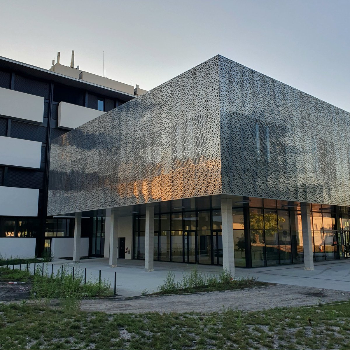 BUBMontaigne's tweet photo. 🤩 Rendez-vous demain pour la réouverture du 2e étage de la bibliothèque Lettres et Sciences humaines #BibLSh : 250 places assises, de vastes collections 📚 en libre accès (histoire, géographie, etc.), la presse 🗞️ et vos bibliothécaires @UBMontaigne ravi·es de vous y (re)voir ! https://t.co/imvEeTyLyi