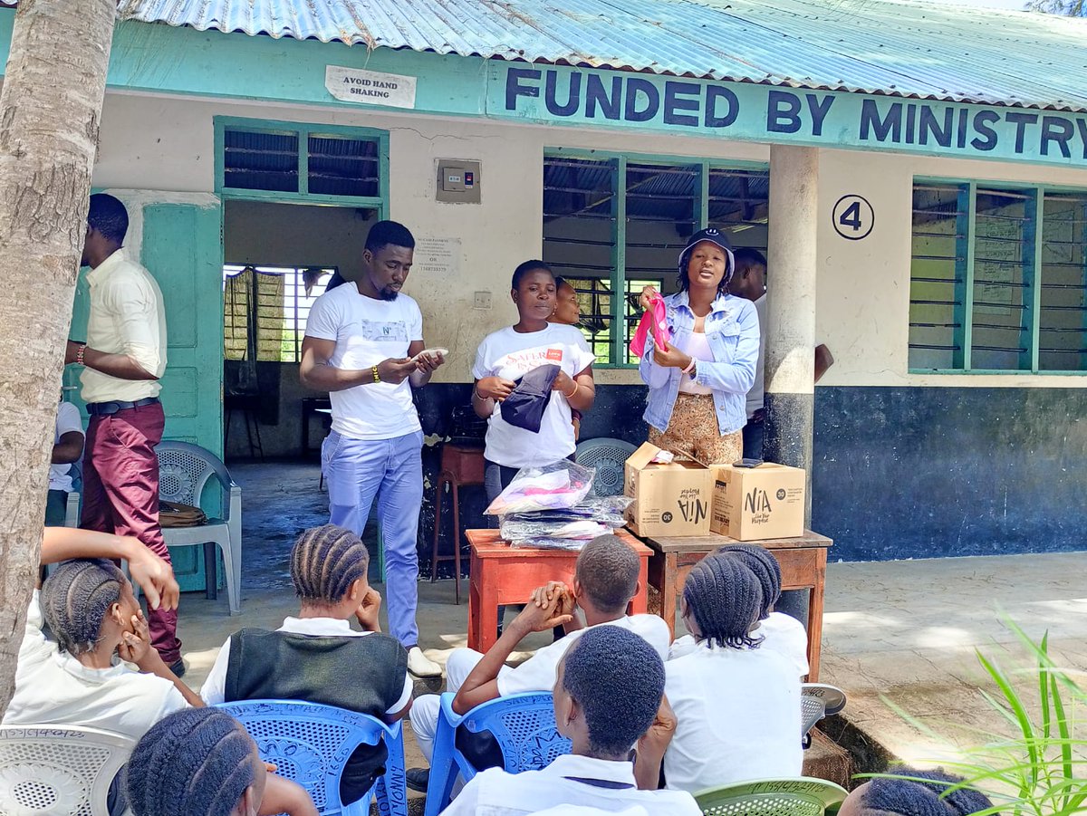 Today we joined teams from Maisha youth in a menstrual hygiene talk at Mjanaheri secondary school in Magharini.
We empowered 300 students with menstrual information and distributed sanitary Pads and Boxers to 200 girls and 100 boys respectively 
@Timiza_CC #endperiodstigma