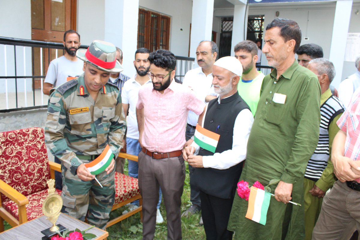 GPSadiwaraA's tweet image. #Heartwrenching
Three brave officers sacrificed their life in line of  duty.
Our heart goes out to their families who have lost their stars. 
#RIP 
#ColManpreetSingh
#MajorAshish
#DSPHamuyun Bhat
#MightyHeros. 🇮🇳 Salute you all.
you will remain live in our hearts  &amp;amp; Minds.