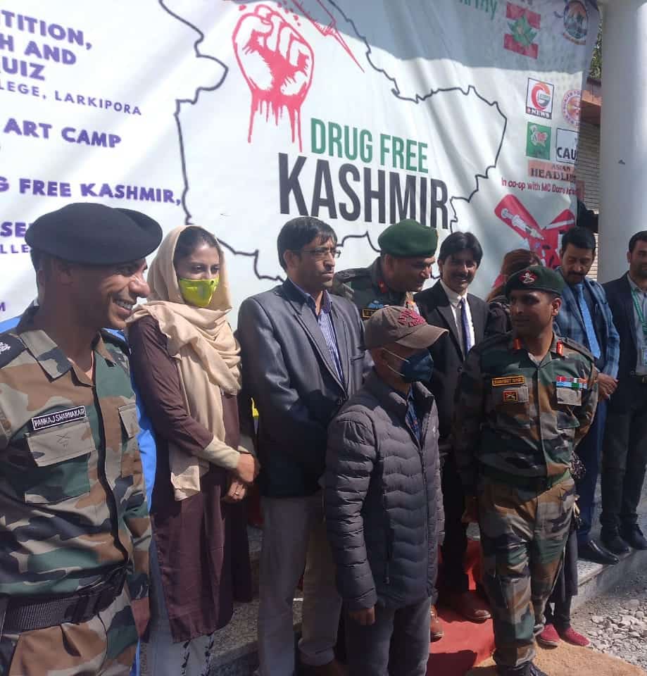 GPSadiwaraA's tweet image. #Heartwrenching
Three brave officers sacrificed their life in line of  duty.
Our heart goes out to their families who have lost their stars. 
#RIP 
#ColManpreetSingh
#MajorAshish
#DSPHamuyun Bhat
#MightyHeros. 🇮🇳 Salute you all.
you will remain live in our hearts  &amp;amp; Minds.