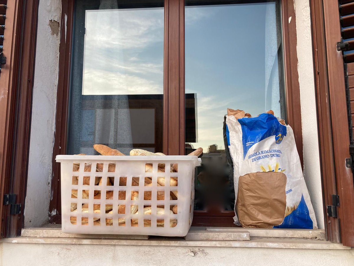 Medhope_FCEI's tweet photo. #Lampedusa è anche questa: #grazie alla #solidarietà degli abitanti dell'isola che stanno raccogliendo e offrendo cibo, frutta, acqua, quello che possono, alle #persone arrivate in queste ultime ore. 
#restiamoumani #stayhuman #statodiaccoglienza https://t.co/ndEejEgvzJ