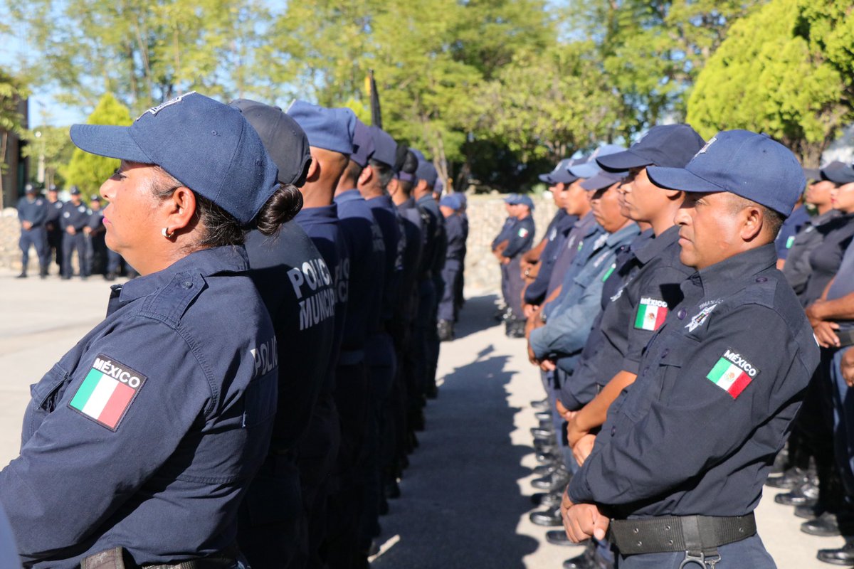 SIDISSPC_GobOax's tweet photo. Hoy, por instrucción de nuestro Secretario de la @SSPC_GobOax @IvanGarcia_A; la Directora General de #SIDEPOL y la Directora del Instituto de Profesionalización, encabezaron, una ceremonia cívica conmemorativa al 176 aniversario de la Gesta Heroica de los #NiñosHéroes. https://t.co/HUh95j9hIe
