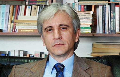 sevincozarslan's tweet photo. Altı köşe yazısından dolayı 7 yıl 9 aydır İzmir Kırıklar 2 Nolu F Tipi'nde tutuklu olan eski savcı Gültekin Avcı'yı ziyarete giden yakınları şok oldu. 

İlaçları verilmediği için denge kaybı sebebiyle sürekli düştüğünü söyleyen Avcı, vücudunun morluklar içinde kaldığını belirtti.

TenkilFelaketinde ÇocukOlmak

https://t.co/e3EnuZBlMm