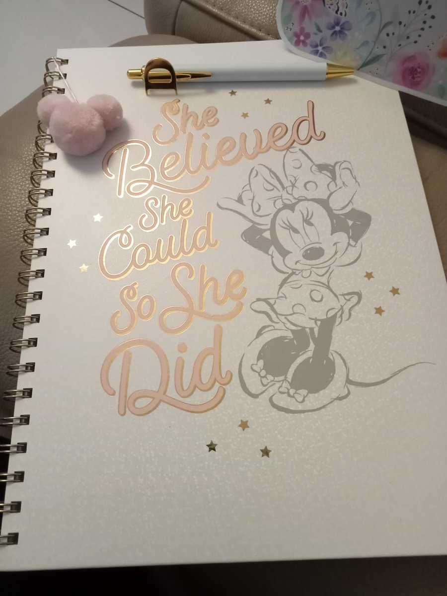 Dani Lally 💛 tweet media