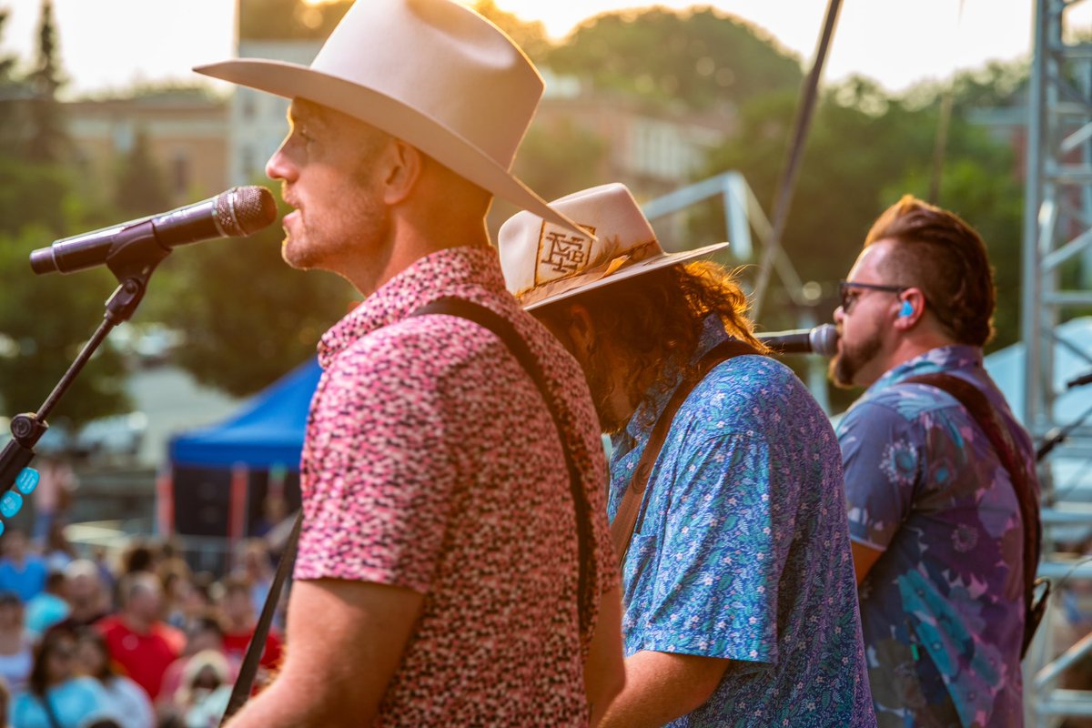 EliYoungBand's tweet photo. Champaign, IL, Columbia, MO, and Texarkana, TX! We’re bringing the #BreakUpInABarTour your way this weekend! https://t.co/S0B1vdVcul
