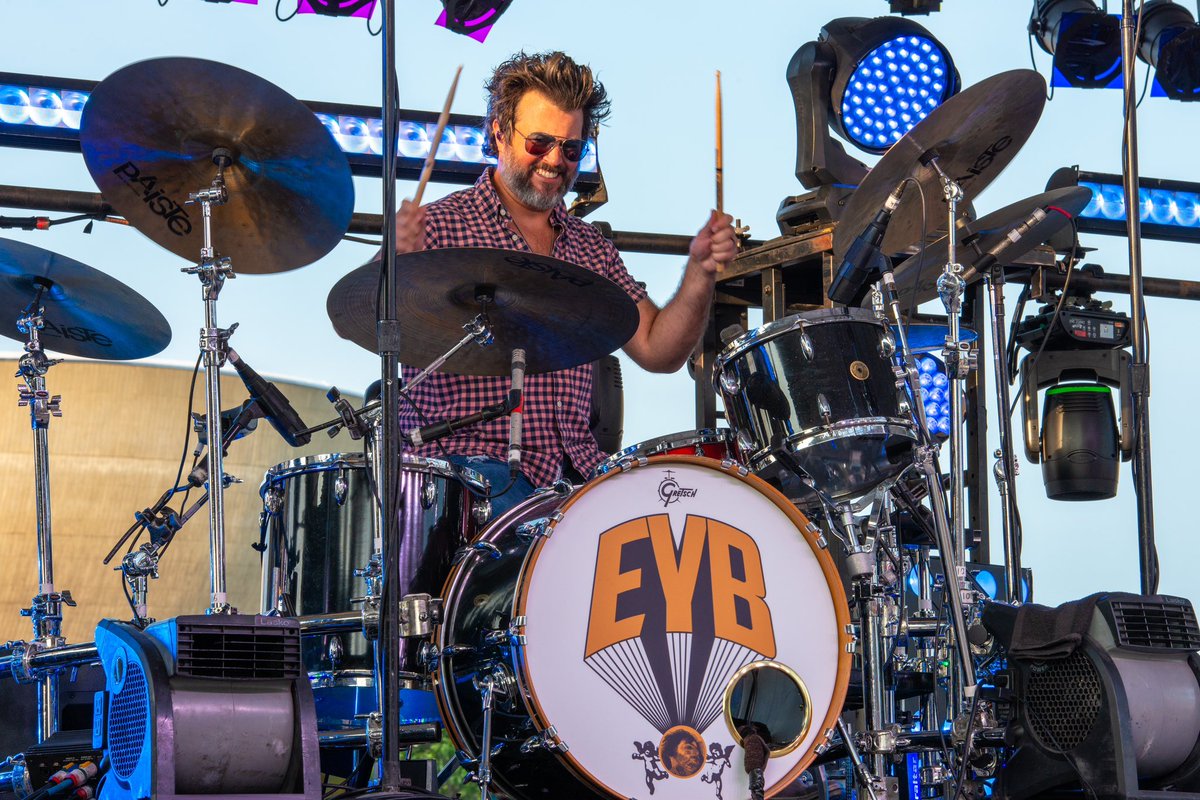 EliYoungBand's tweet photo. Champaign, IL, Columbia, MO, and Texarkana, TX! We’re bringing the #BreakUpInABarTour your way this weekend! https://t.co/S0B1vdVcul