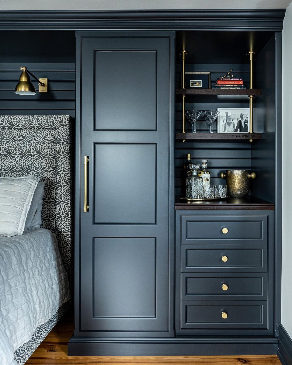 We are absolutely loving this bespoke bedroom built-in from Jarrett Design! The exquisite attention to detail is evident in the combination of midnight oil paint, brass metal, and wenge wood accents. rebrand.ly/gvzybbq #RuttCabinetry #BespokeBedroom #LuxuryLiving