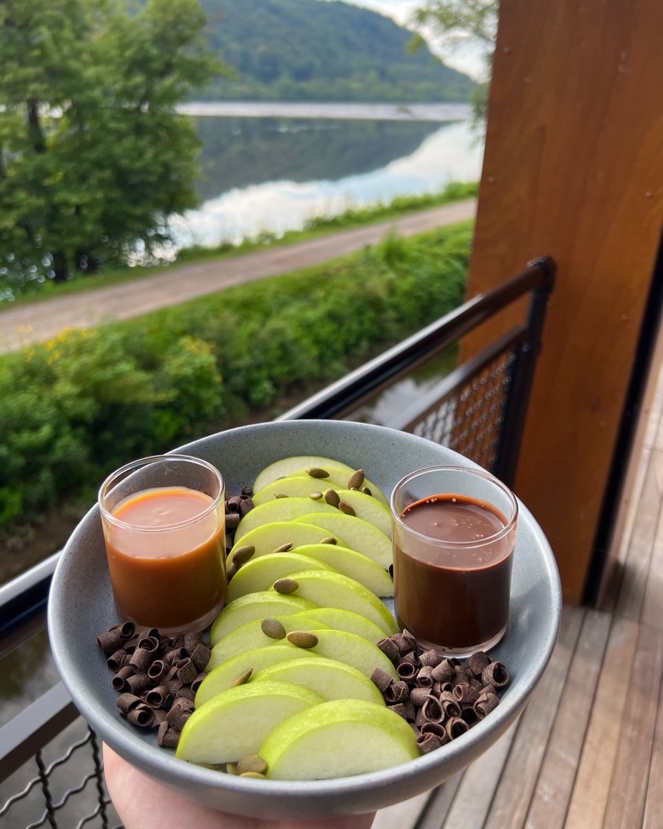 Falling over these delicious desserts as they become one of our new fall amenities! Savor crispy green apples with delicious smooth caramel or chocolate sauce, or devour our soft, chewy pumpkin cookies with brown butter frosting 🎃🍏